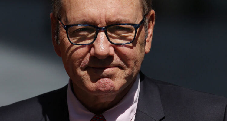 El actor Kevin Spacey caminando en las afueras de Tribunales de Londres, Reino Unido, en el juicio que resultó inocente de nueve delitos sexueles.