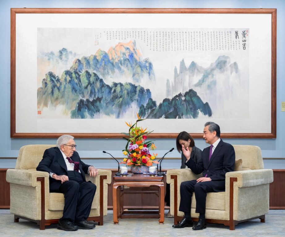 Henry Kissinger y Wang Yi