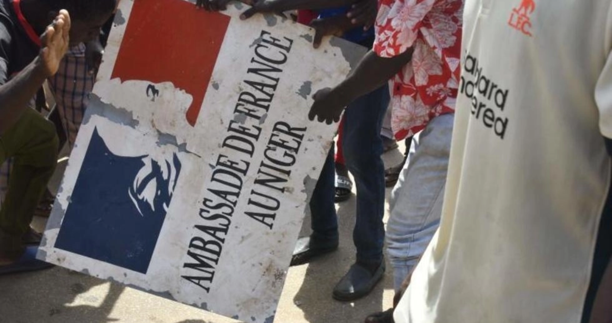 La placa de la Embajada de Francia en Níger fue arrancada y pisoteada por los manifestantes