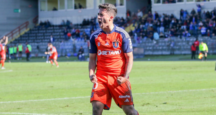 Lucas Assadi festeja la nueva posición de la U en el Campeonato Nacional.