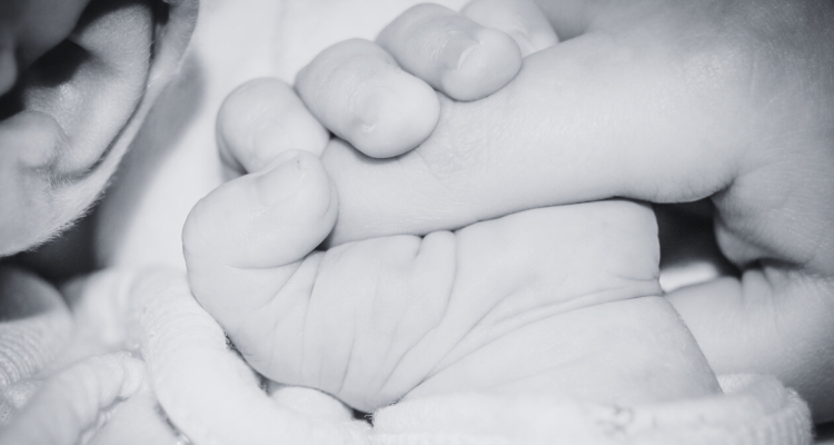 Padres de lactante de un mes denuncian negligencia que terminó en muerte de bebé en Hospital de Angol