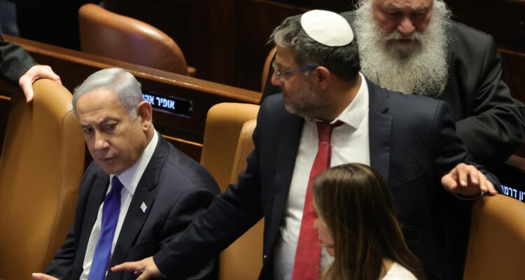 El Ministro de Seguridad Nacional, Itamar Ben-Gvir (C) con el Primer Ministro, Benjamin Netanyahu (i)