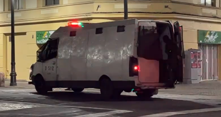 Estudiantes del Liceo de Aplicación queman un paradero tras incidentes durante la madrugada