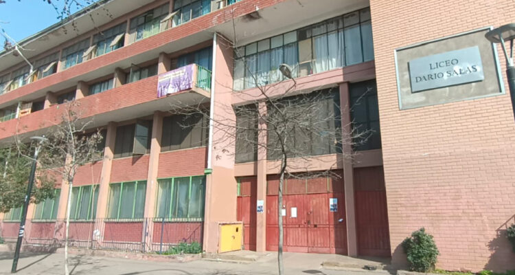 Le cubrieron la cabeza y la apuñalaron: alumna queda grave tras ser atacada en liceo Darío Salas