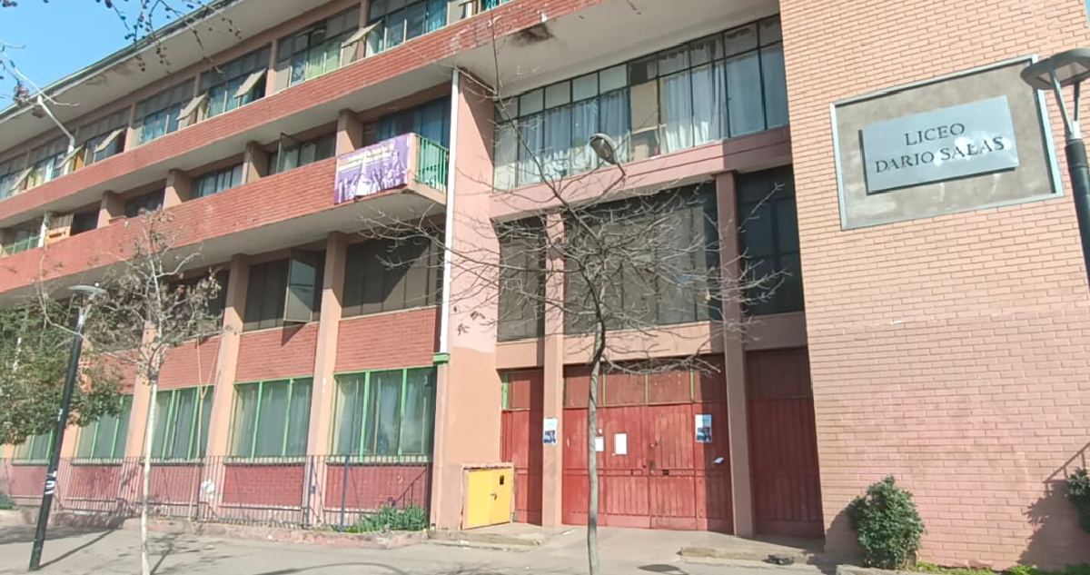 Le cubrieron la cabeza y la apuñalaron: alumna queda grave tras ser atacada en liceo Darío Salas