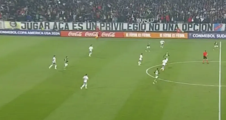 El lienzo de los hinchas de Colo Colo en pleno duelo de Copa Sudamericana.