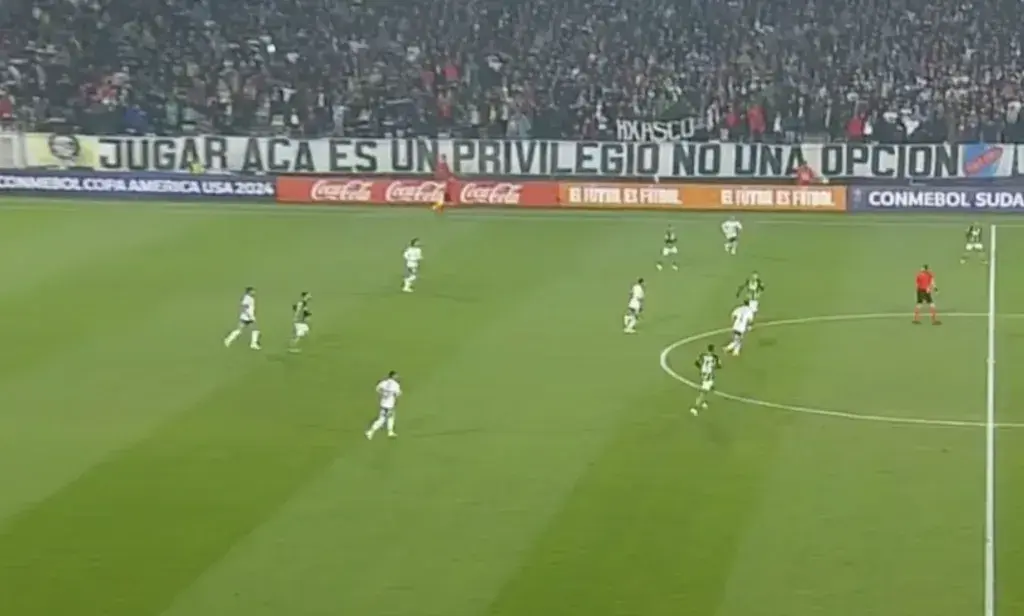 El lienzo de los hinchas de Colo Colo en el duelo de Copa Sudamericana.