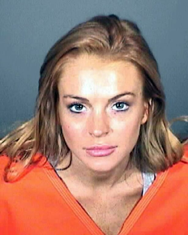 En 2010, Lindsay Lohan fue arrestada después de que una prueba de drogas ordenada por un tribunal revelara que había estado usando cocaína mientras estaba en libertad condicional.