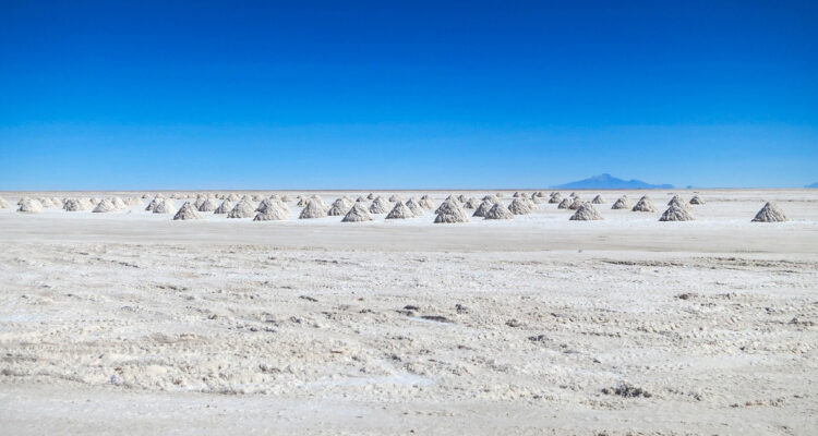 Salar boliviano con pilas de sal en el fondo
