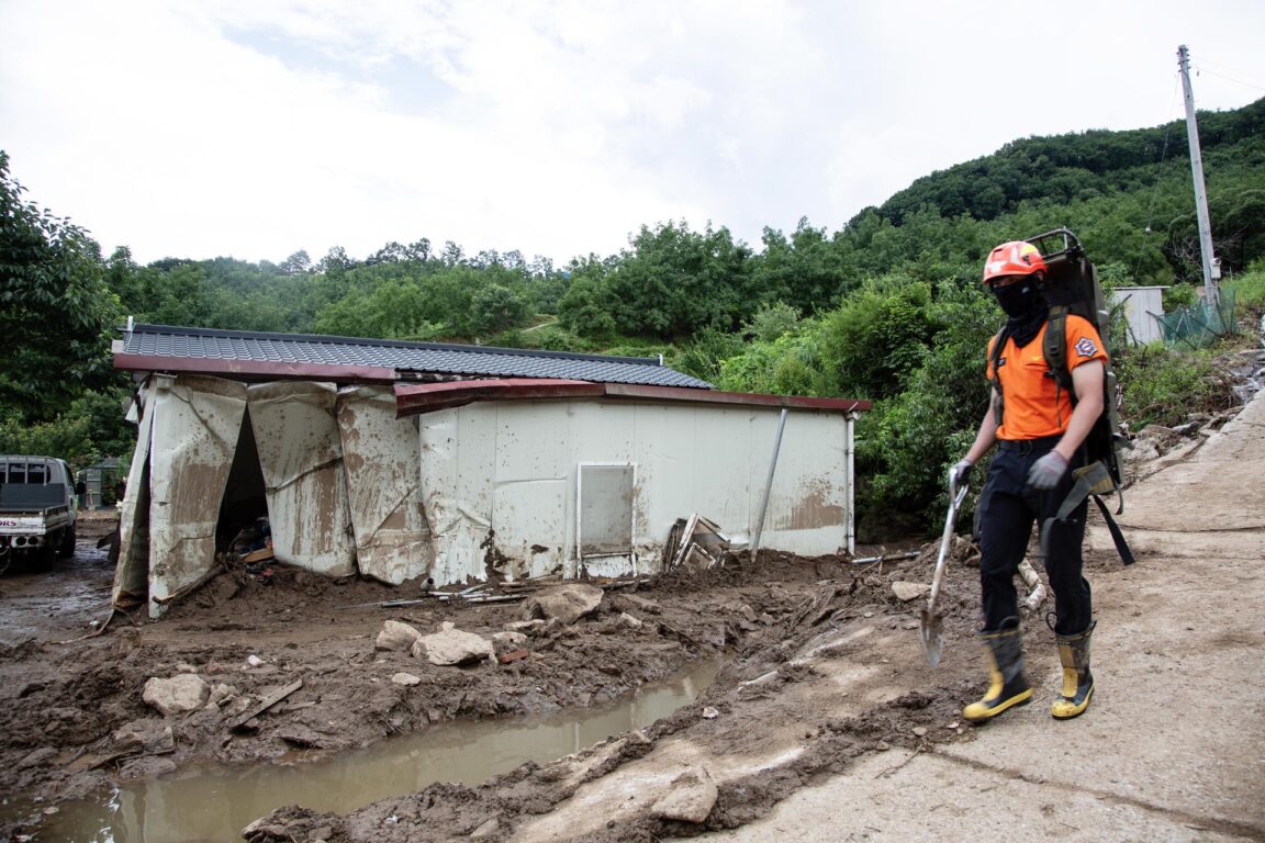 Operación de búsqueda en un área afectada por deslizamientos en Yecheon, provincia de Gyeongsangbuk 