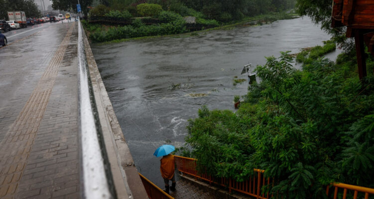 Dos fallecidos y 100 mil evacuados dejan las peores lluvias en una década en el norte de China
