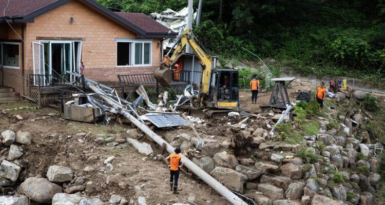 Operación de búsqueda en un área afectada por deslizamientos en Yecheon, provincia de Gyeongsang