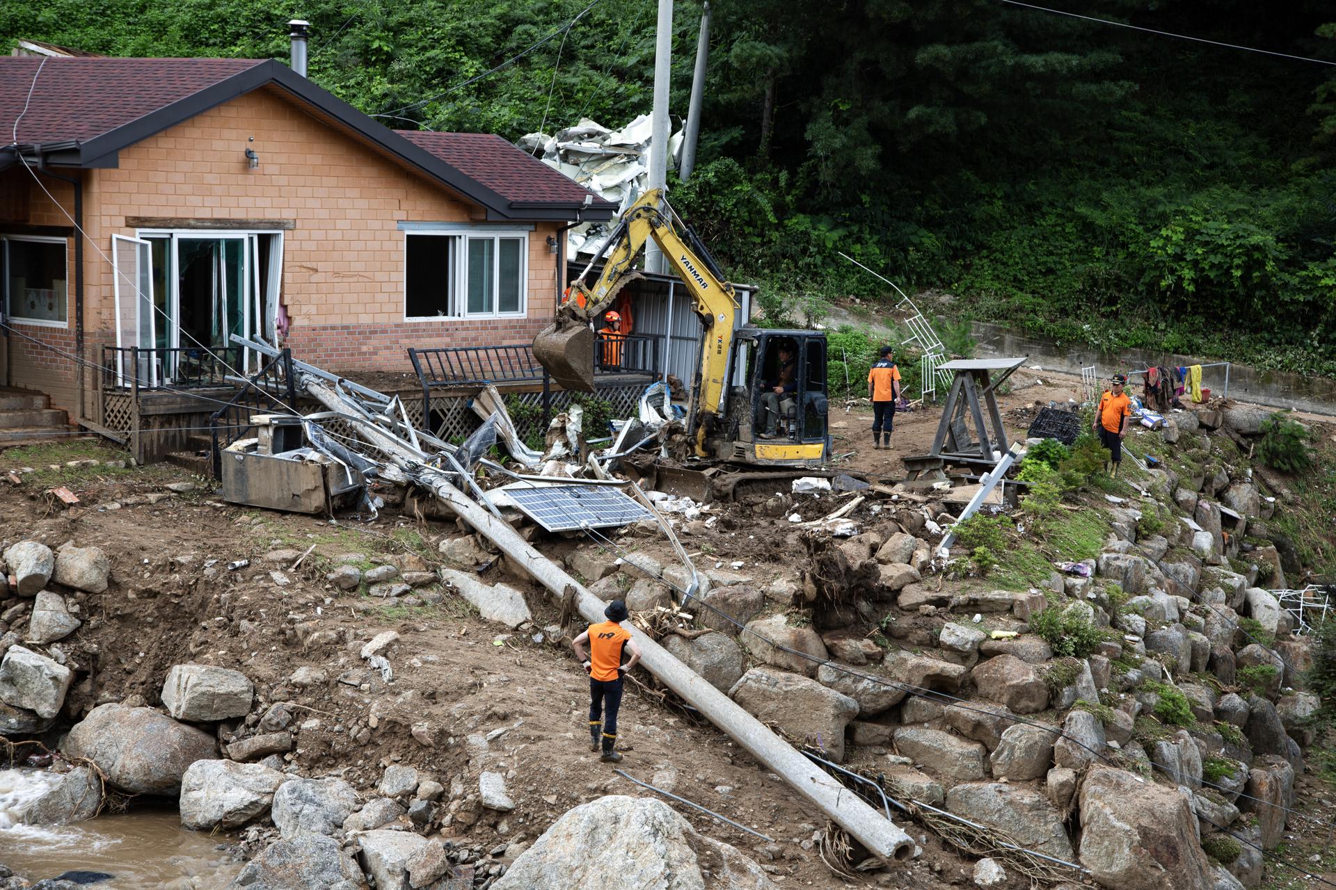 Operación de búsqueda en un área afectada por deslizamientos en Yecheon, provincia de Gyeongsang