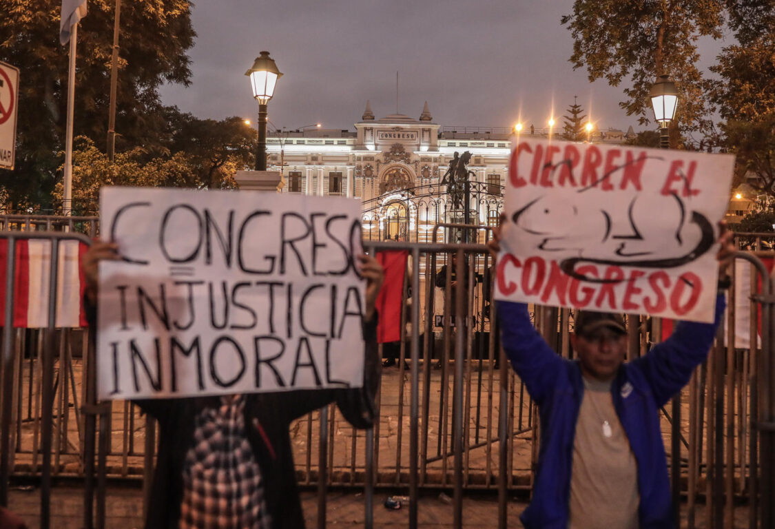 Personas se manifiestan para reclamar la renuncia de la presidenta Dina Boluarte y el cierre del Congreso 