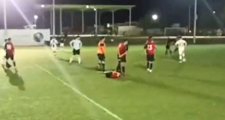 Momentos de pánico en México: matan a balazos a entrenador en pleno partido de fútbol amateur