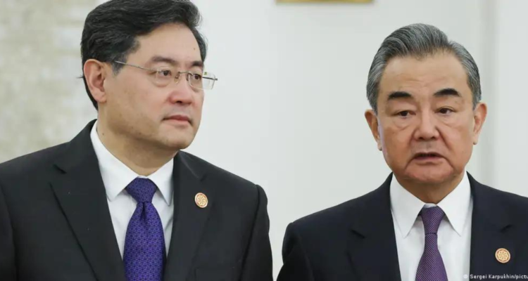 Qin Gang (i) y Wang Yi (d)