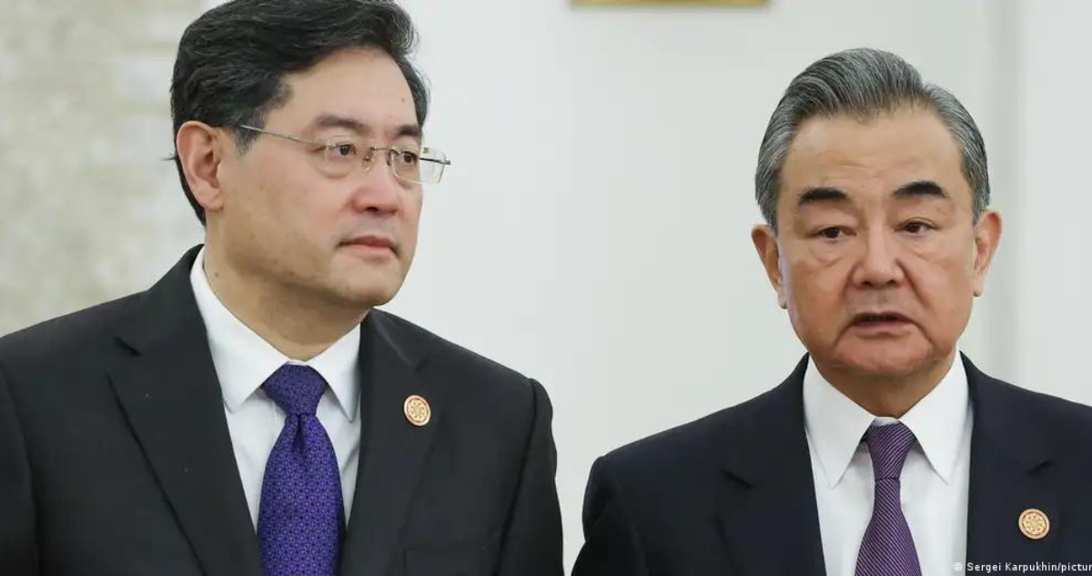 Qin Gang (i) y Wang Yi (d)