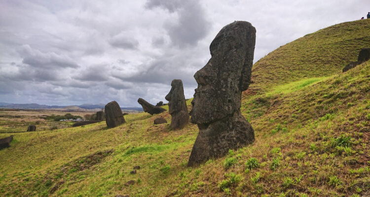 Más de 350 piezas alteradas: ¿Se pueden reparar los moais afectados en el incendio de Isla de Pascua?
