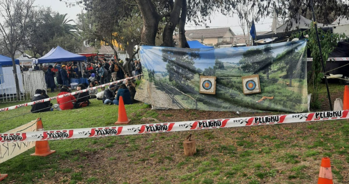 Mujer recibió flecha en el rostro durante Feria Friki en Maipú: se encuentra en estado de gravedad
