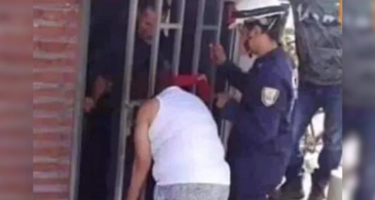 Mujer atrapada en reja por escuchar discusión de pareja