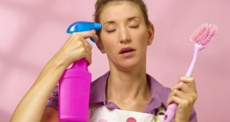 Estudio reveló que mujeres se llevan la carga doméstica en sus relaciones