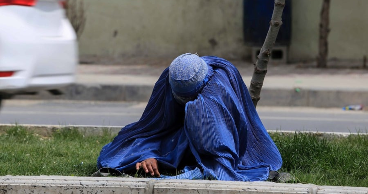 Mujer prisionera afgana