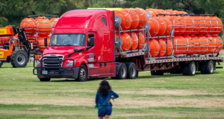 Instalan “muro flotante” sobre Río Bravo en Texas para evitar el paso de migrantes a EEUU