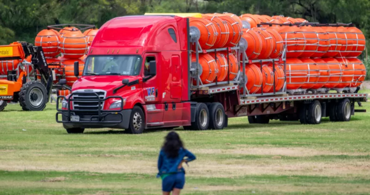 Instalan “muro flotante” sobre Río Bravo en Texas para evitar el paso de migrantes a EEUU