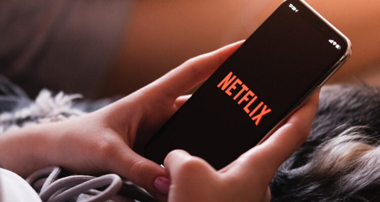 Acciones de Netflix se van a pique pese a reportar más abonados ante prohibición de compartir cuentas
