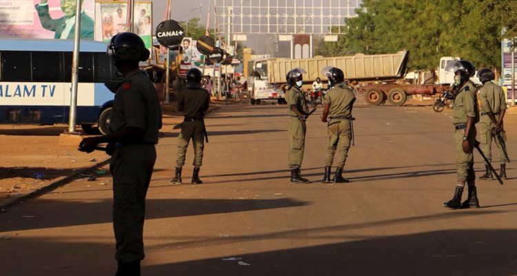 La policía cortando una carretera en Niamey, Níger, durante una protesta de la oposición en 2021
