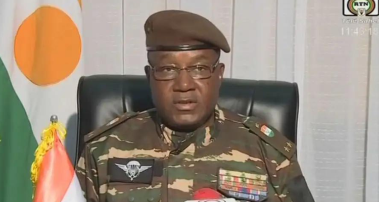 El general Tiani, durante su discurso en la televisión estatal