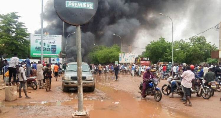 Níger: junta militar llama a la población a abstenerse de actos de vandalismo golpista