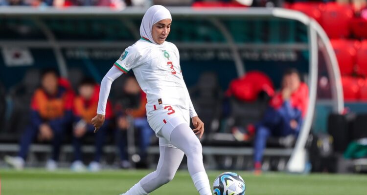 Nouhaila Benzina es la primera jugadora en usar hiyab en Mundiales.