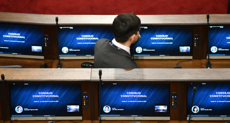 Fotografía de los computadores que utilizan los consejeros constitucionales durante sus sesiones.