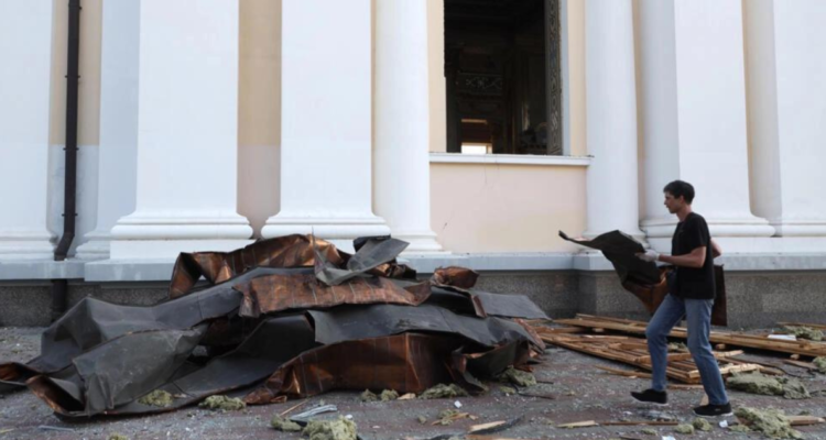 escombros de la dañada catedral de la Transfiguración de Odesa