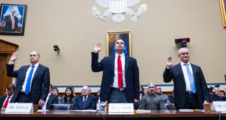 Ex oficial de la Fuerza Aérea confiesa que EEUU recuperó restos biológicos no humanos de un Ovni