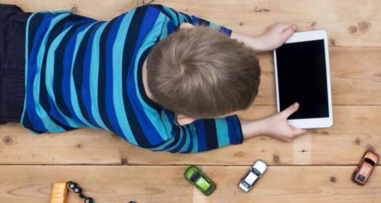 OMS promueve que los niños ocupen las pantallas a una mayor edad