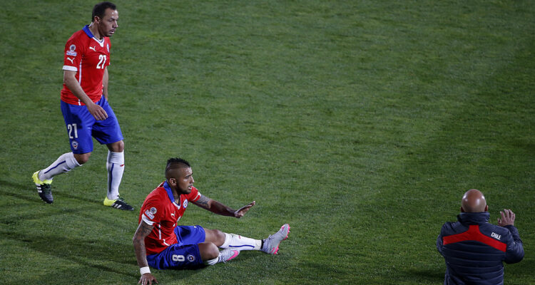 palo de Marcelo Díaz Arturo Vidal Jorge Sampaoli