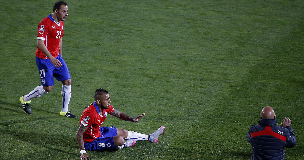 palo de Marcelo Díaz Arturo Vidal Jorge Sampaoli