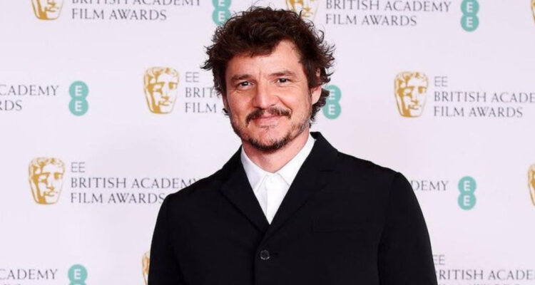 Pedro Pascal posando en una premiación.