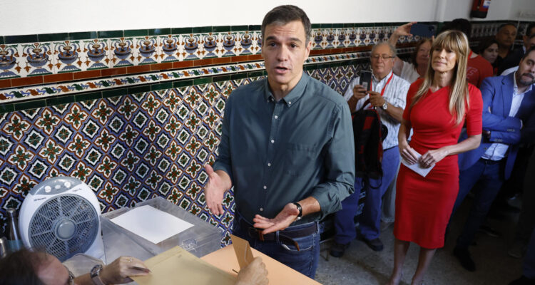 Pedro Sánchez votando este domingo