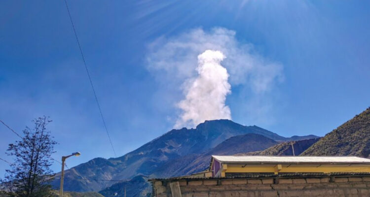 Perú declara estado de emergencia por volcán Ubinas: está ubicado a 200 km de Chile