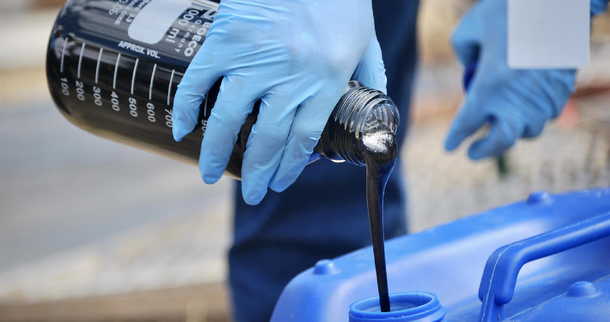 Un trabajador de la estatal Petroecuador vierte una muestra de petróleo en un bidón