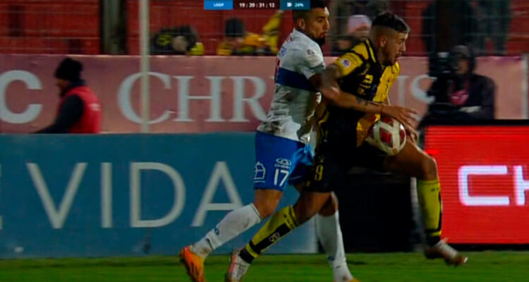 Piero Maza mano no cobrada en el Católica vs Coquimbo