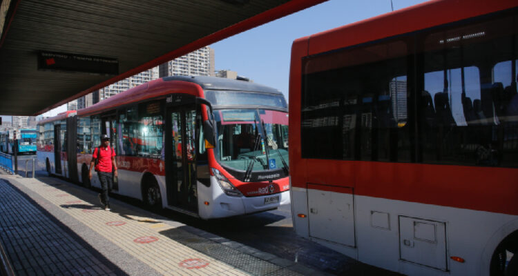 Choferes anuncian posible paro de buses RED por medida antievasión de cierre de puertas traseras