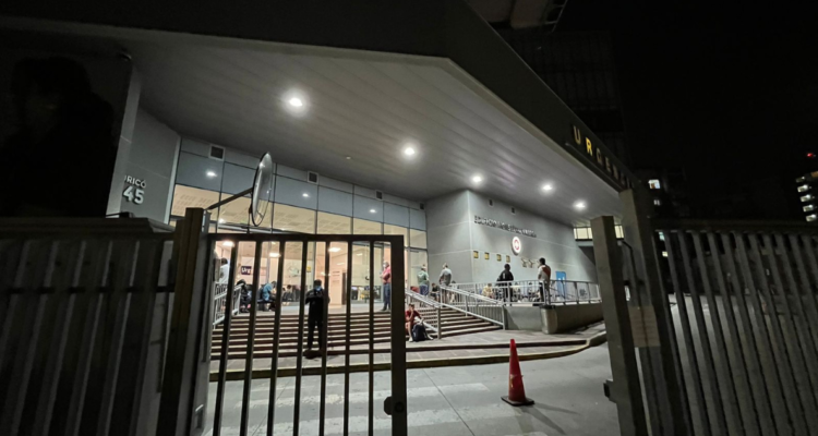 Detienen a mamá de joven quemado en el Liceo de Aplicación por golpear a guardia de ex Posta Central