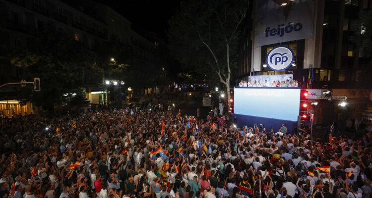 Integrantes del Partido Popular saludan a los simpatizantes en la sede de los populares en Madrid