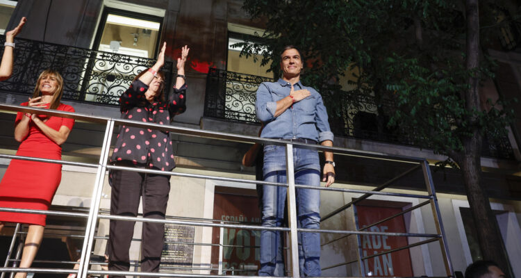 El presidente del gobierno, Pedro Sánchez, la noche del domingo