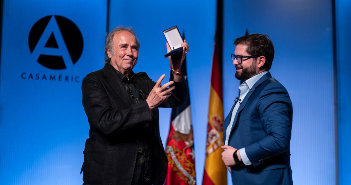 Presidente Boric entrega medalla conmemorativa a Serrat