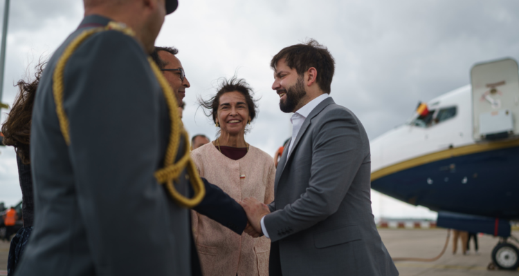 Presidente Boric ya se encuentra en Bruselas para participar en la cumbre Celac-Unión Europea